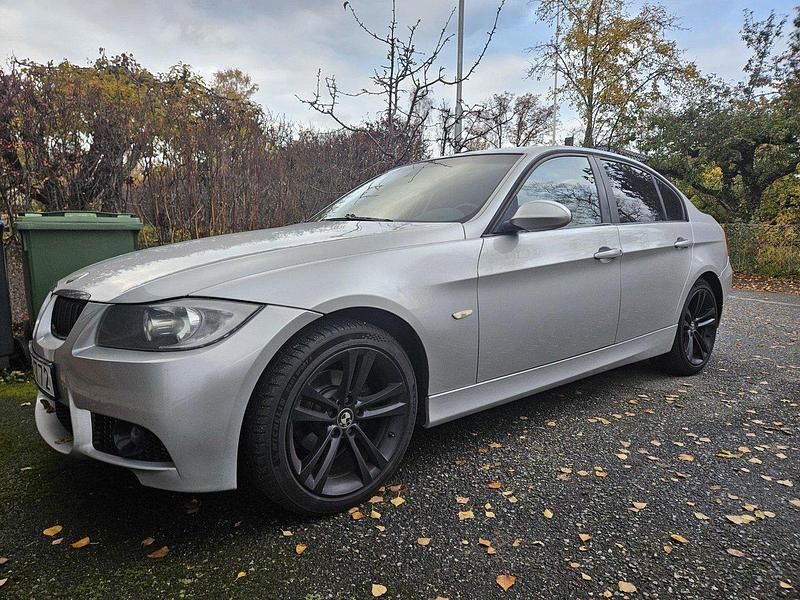 Grå Begagnad 2005 BMW 320 Advantage Sedan | 50 000 kr (Marknadspris) - Bild 1/4