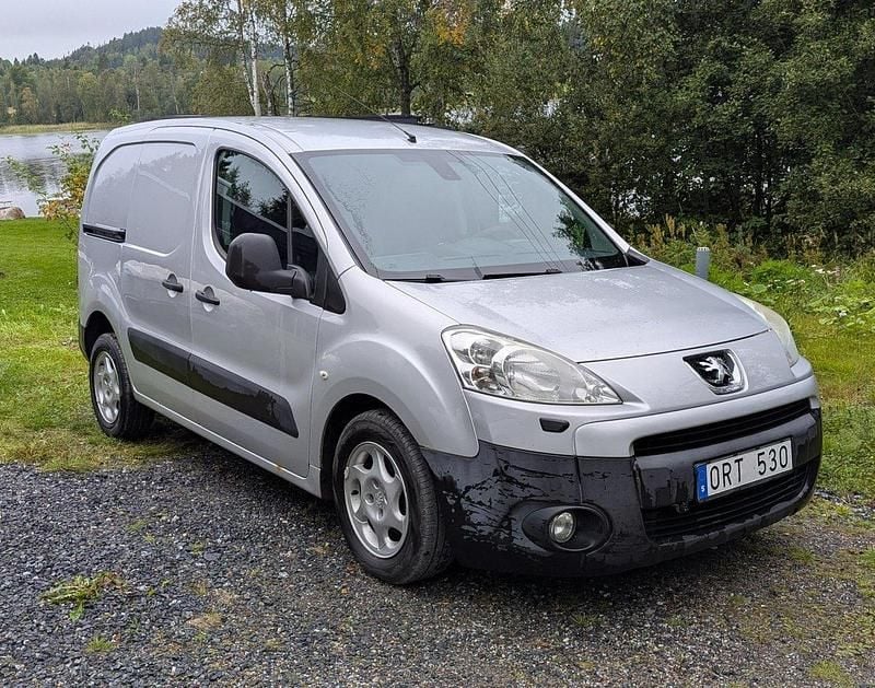 Grå Begagnad 2011 Peugeot Partner Minibuss | 28 000 kr (Superpris) - Bild 1/4