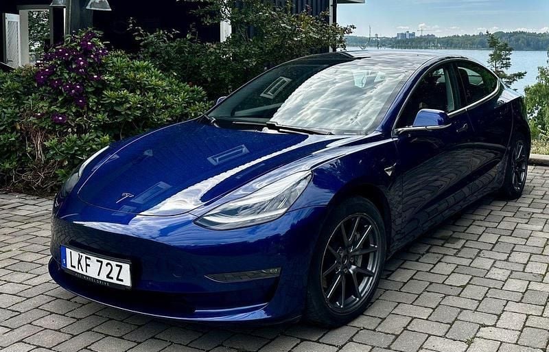 Blå Begagnad 2019 Tesla Model 3 Long Range Sedan | 280 000 kr (Marknadspris) - Bild 1/4