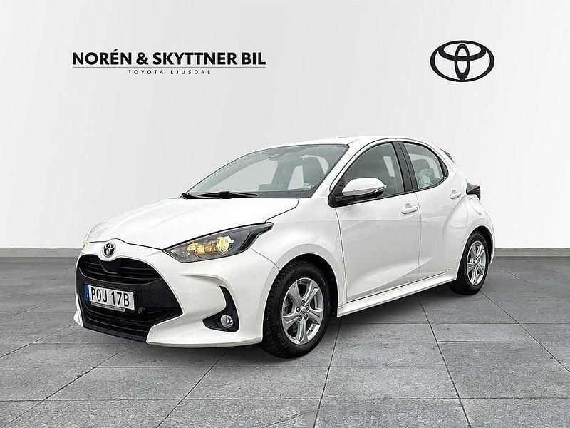 Vit Begagnad 2022 Toyota Yaris Hybrid Active Halvkombi | 219 000 kr (Marknadspris) - Bild 1/3