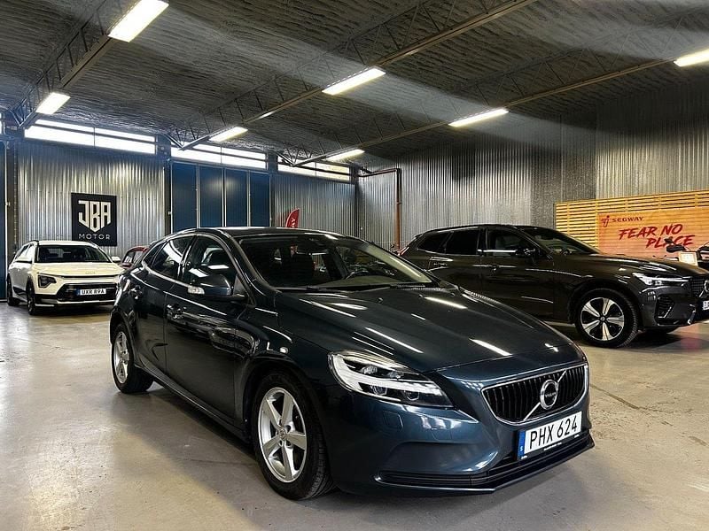 Mörkblå Begagnad 2017 Volvo V40 Kinetic Kombi | 169 900 kr (Marknadspris) - Bild 1/4