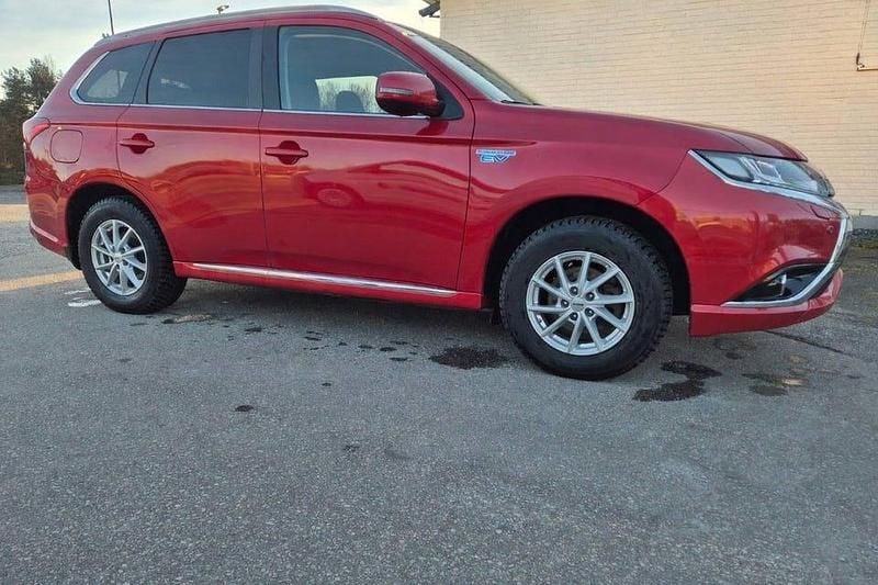 Begagnad Mitsubishi Outlander 203 HK (149 kW) 2017 Röd SUV