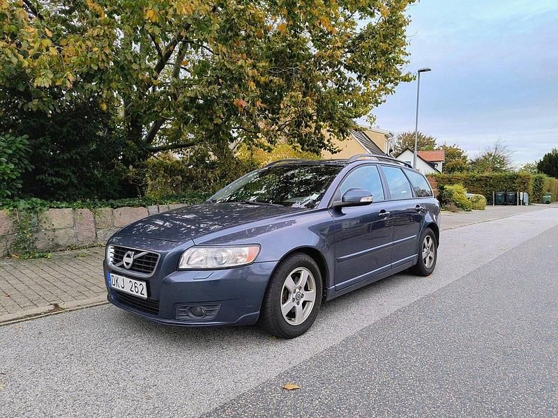 Blå Begagnad 2011 Volvo V50 Momentum Kombi | 48 000 kr (Bra pris) - Bild 1/4