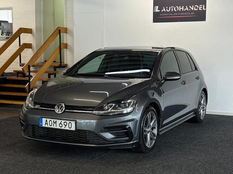 Mörkgrå (grå) Begagnad 2018 VW Golf VII GT Halvkombi | 194 900 kr (Marknadspris) - Bild 1/4