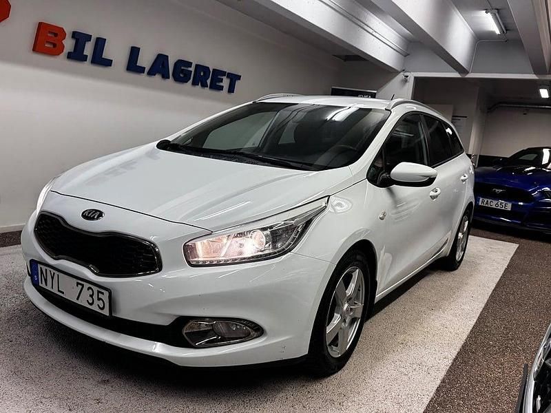 Vit Begagnad 2013 Kia Ceed Sportswagon EX Kombi | 48 900 kr (Marknadspris) - Bild 1/4