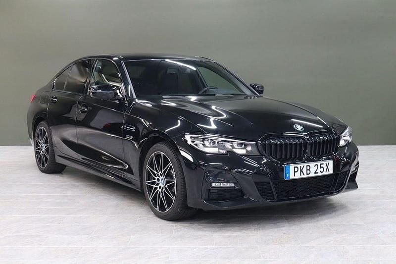 Svart Begagnad 2022 BMW 330 M Sport Sedan | 399 900 kr - Bild 1/4