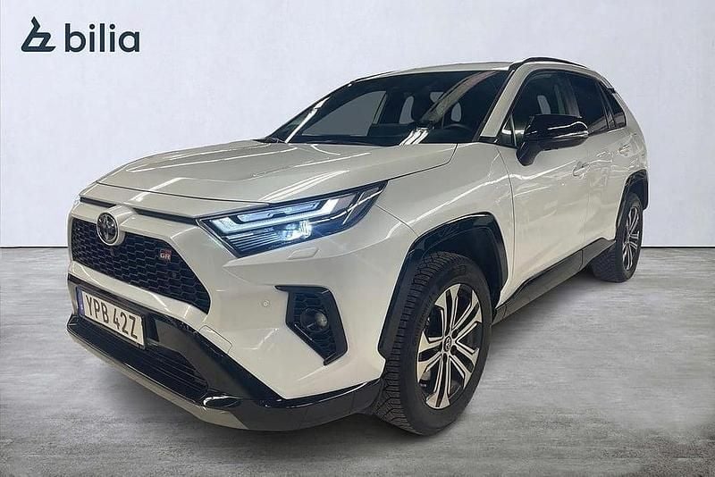 Vit Begagnad 2024 Toyota RAV4 Hybrid Sport SUV | 509 900 kr (Dyr) - Bild 1/3
