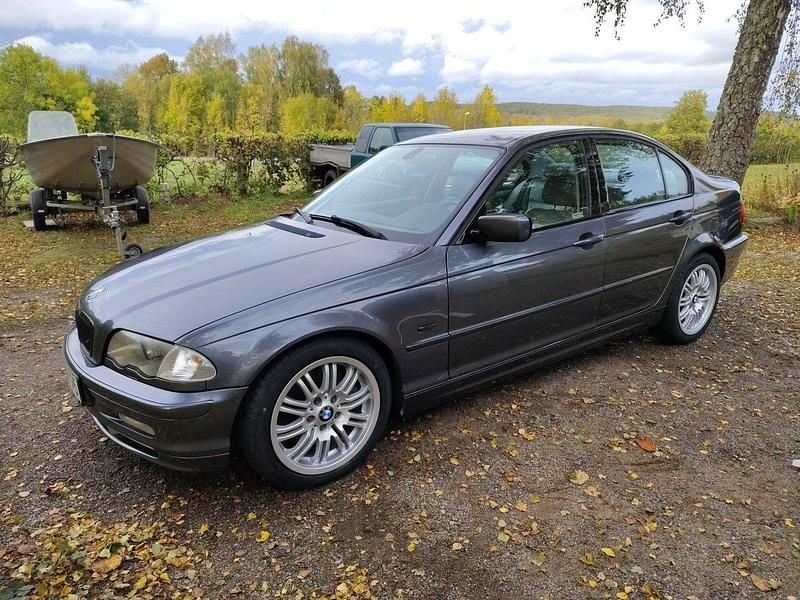 Grå Begagnad 2001 BMW 330 Sedan | 59 000 kr (Bra pris) - Bild 1/4