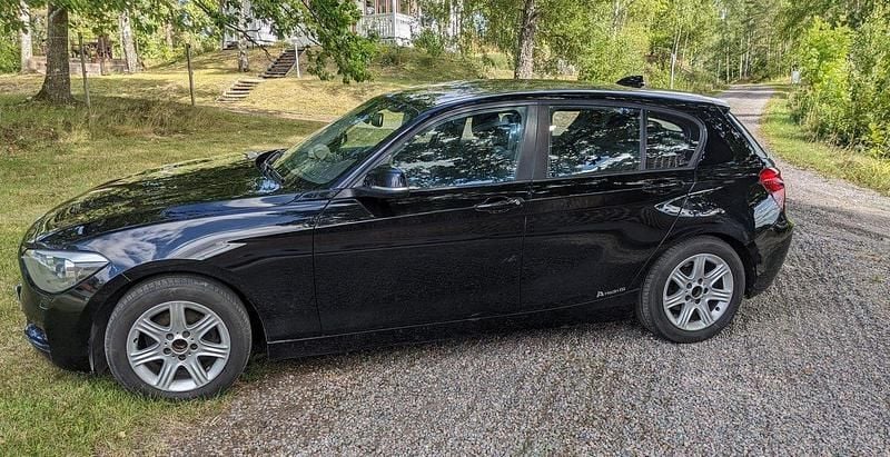 Svart Begagnad 2012 BMW 116 Halvkombi | 70 000 kr (Superpris) - Bild 1/4