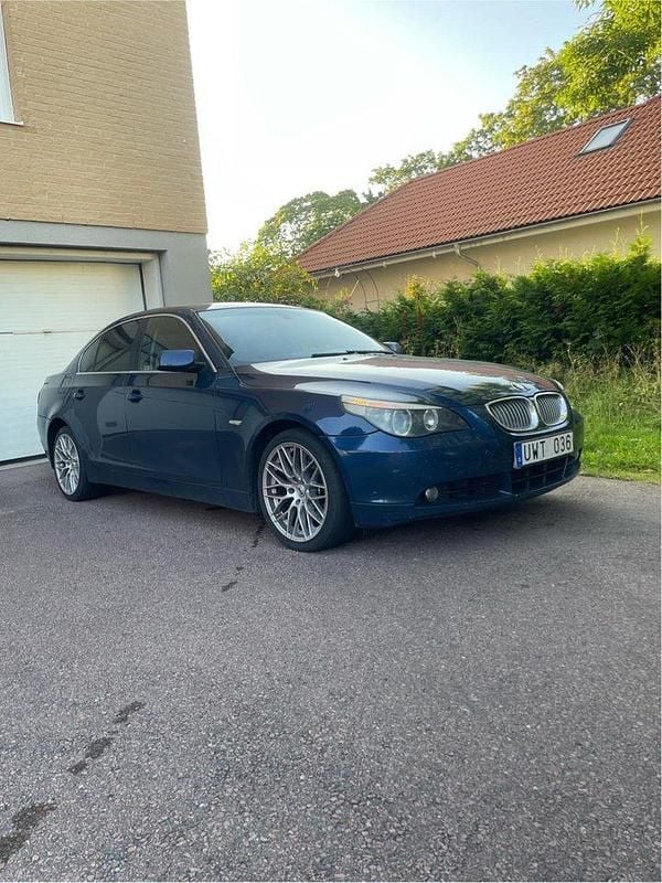 Blå Begagnad 2004 BMW 530 Sedan | 53 000 kr (Lite dyr) - Bild 1/4