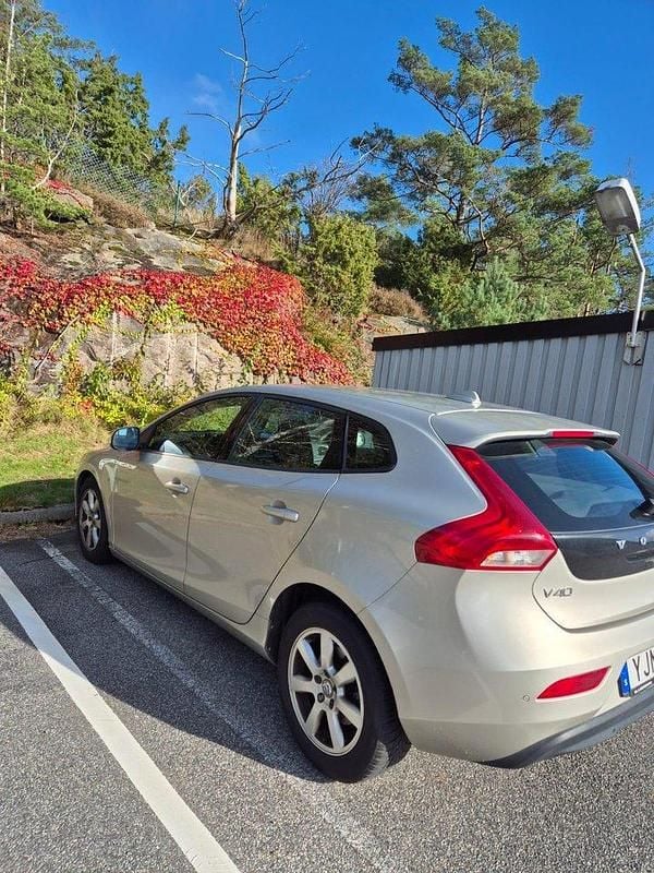 Brun Begagnad 2017 Volvo V40 Halvkombi | 115 000 kr (Bra pris) - Bild 1/4