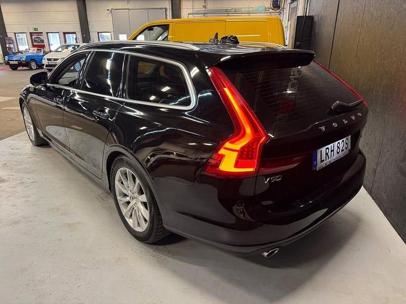 Begagnad Volvo V90 Momentum 190 HK (139 kW) 2019 Svart Kombi