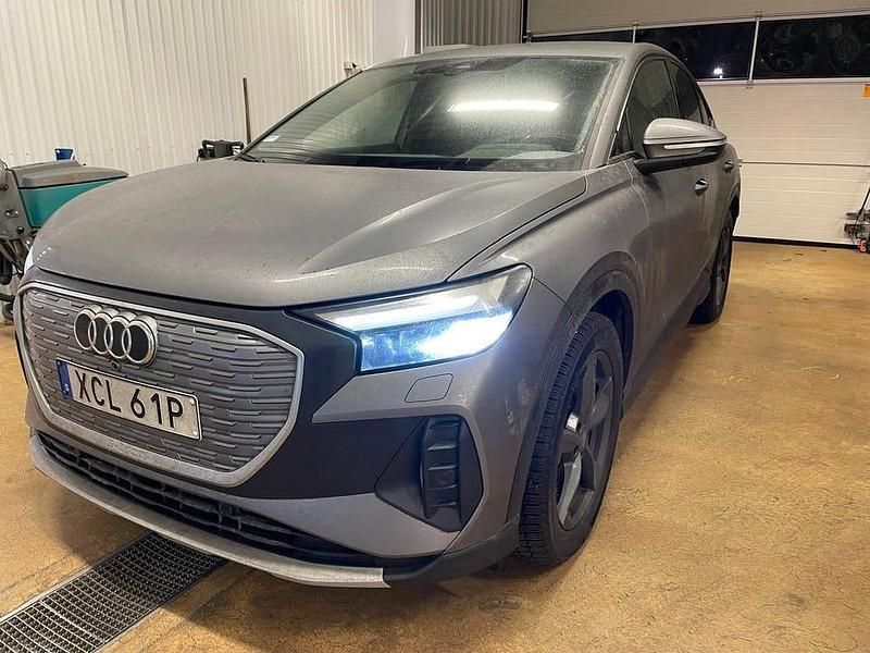 Grå metallic Begagnad 2022 Audi Q4 Sportback e-tron Advanced SUV | 339 000 kr (Marknadspris) - Bild 1/2