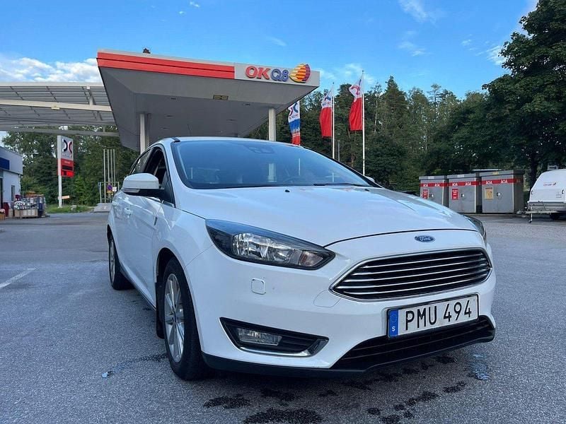 Vit Begagnad 2018 Ford Focus Titanium Halvkombi | 100 000 kr (Marknadspris) - Bild 1/4