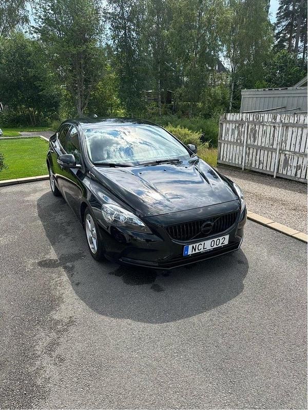 Svart Begagnad 2017 Volvo V40 Kinetic Kombi | 130 000 kr (Marknadspris) - Bild 1/4