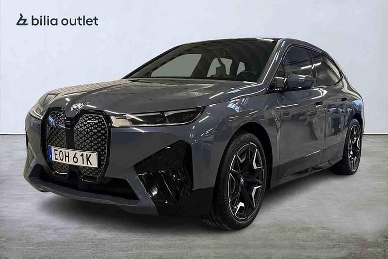 Grå Begagnad 2024 BMW iX Exclusive SUV | 599 900 kr (Marknadspris) - Bild 1/1