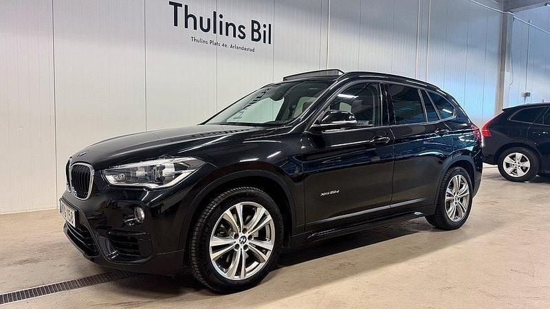 Svart Begagnad 2016 BMW X1 Sport Line SUV | 189 900 kr (Marknadspris) - Bild 1/4