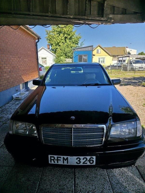 Svart Begagnad 2000 Mercedes C200 Sedan | 30 000 kr (Dyr) - Bild 1/4