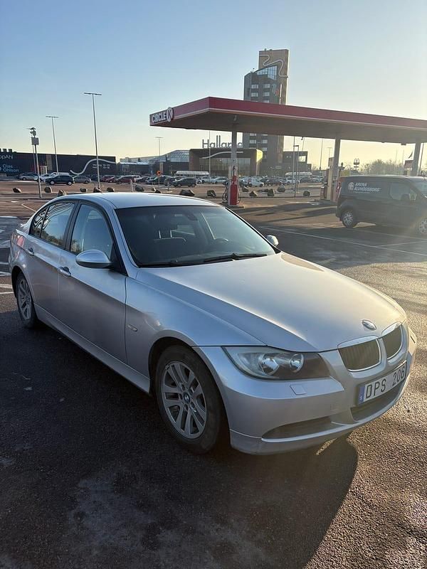 Begagnad BMW 318 143 HK (105 kW) 2008 Sedan