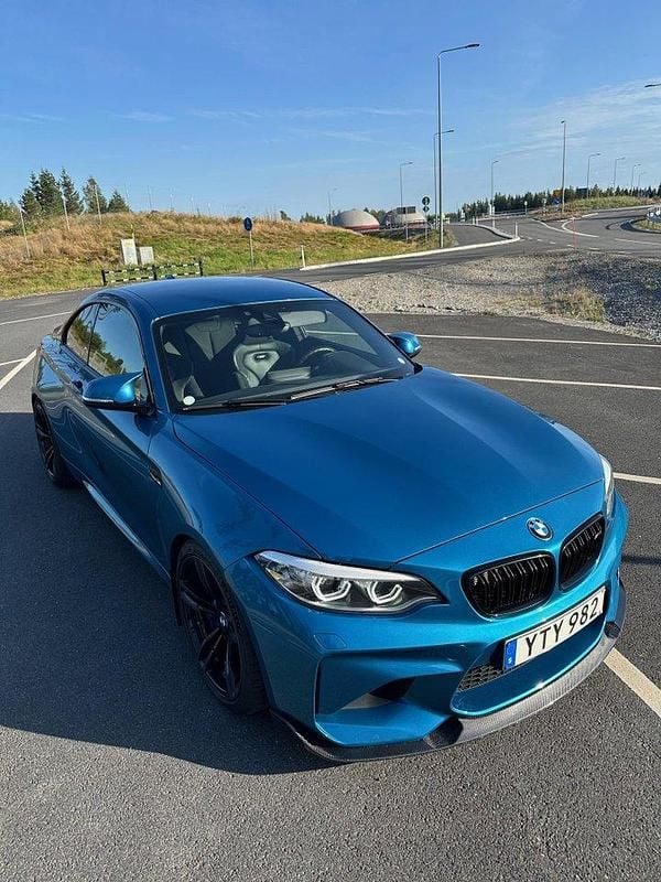 Blå Begagnad 2018 BMW M2 Competition Edition Sportkupé | 429 000 kr (Marknadspris) - Bild 1/4
