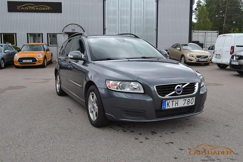 Grå Begagnad 2011 Volvo V50 Kinetic Kombi | 39 900 kr (Bra pris) - Bild 1/4