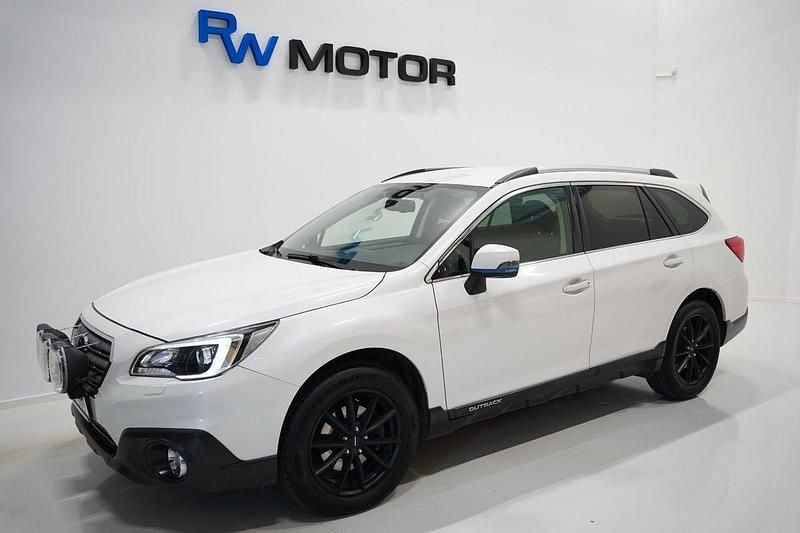 Vit Begagnad 2017 Subaru Outback SUV | 144 800 kr (Marknadspris) - Bild 1/4