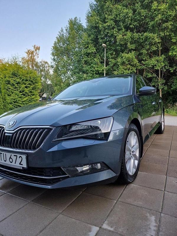 Grå Begagnad 2018 Skoda Superb Business Line Halvkombi | 210 000 kr (Marknadspris) - Bild 1/2