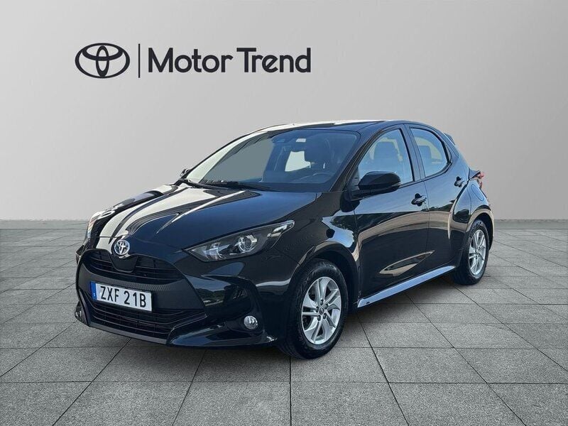 Svart Begagnad 2022 Toyota Yaris Hybrid Active Halvkombi | 204 900 kr (Marknadspris) - Bild 1/3