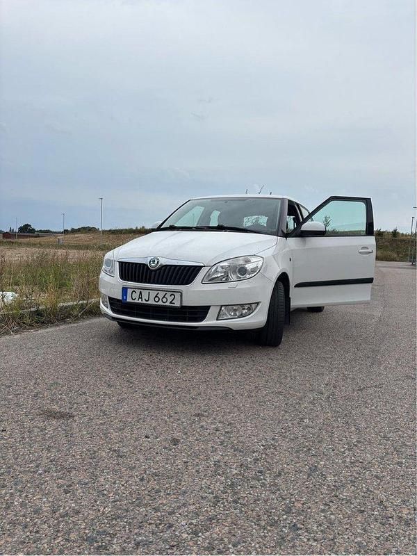 Vit Begagnad 2012 Skoda Fabia Halvkombi | 50 000 kr (Marknadspris) - Bild 1/4