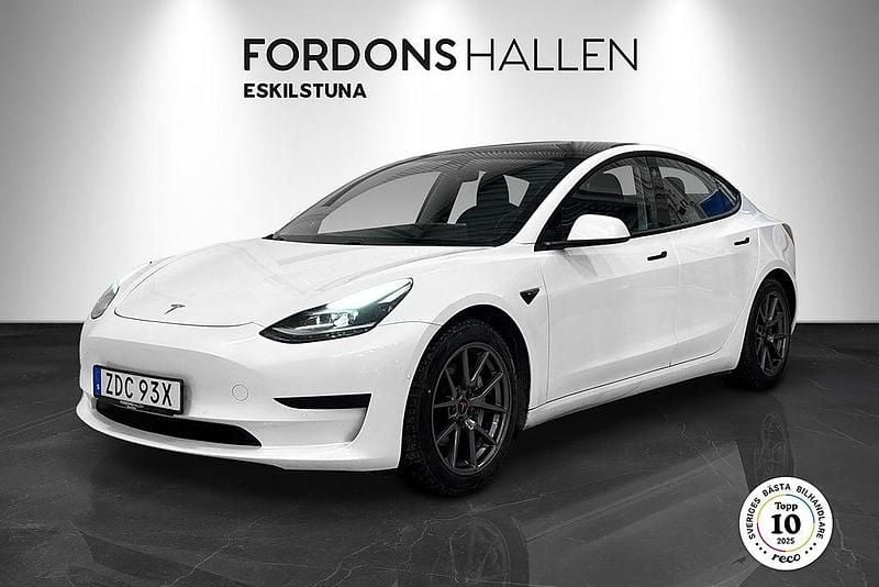 Begagnad Tesla Model 3 Standard Range Plus 239 kW (325 HK) 2021 Vit Sedan