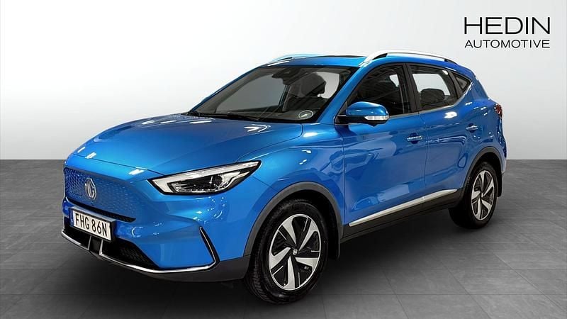 Blå (blue) Begagnad 2022 MG ZS Luxury Sedan | 249 900 kr (Marknadspris) - Bild 1/4