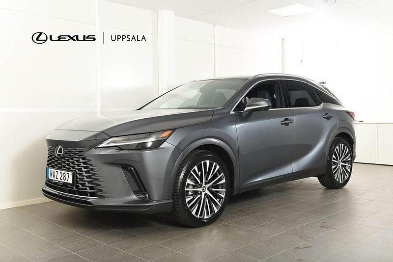 Grå metallic Begagnad 2024 Lexus RX450h+ Executive Line SUV | 799 800 kr (Dyr) - Bild 1/4