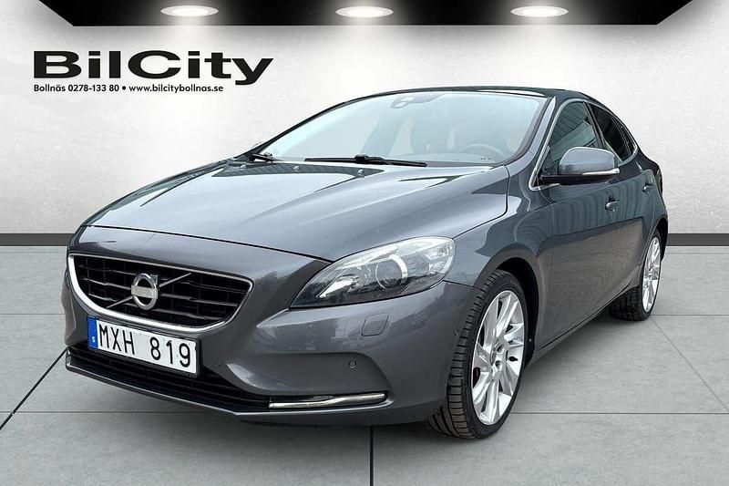 Grå Begagnad 2013 Volvo V40 Kombi | 169 000 kr (Marknadspris) - Bild 1/4