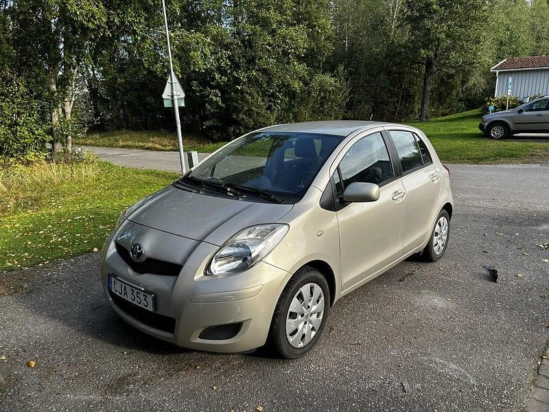 Brun Begagnad 2009 Toyota Yaris Halvkombi | 45 000 kr (Marknadspris) - Bild 1/4