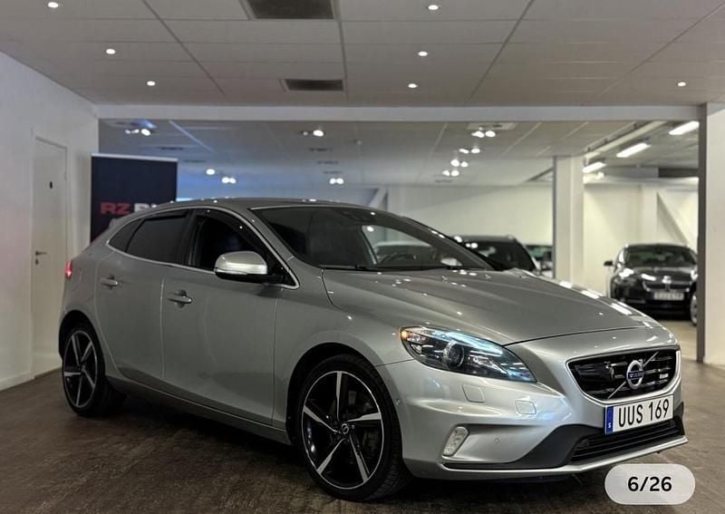 Silver Begagnad 2013 Volvo V40 R-Design Kombi | 79 000 kr (Superpris) - Bild 1/4