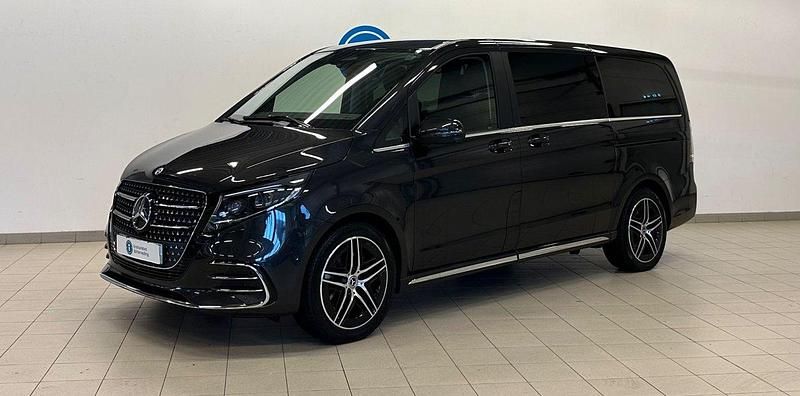 Mörkgrå Begagnad 2024 Mercedes V300 AMG Minibuss | 939 900 kr - Bild 1/4