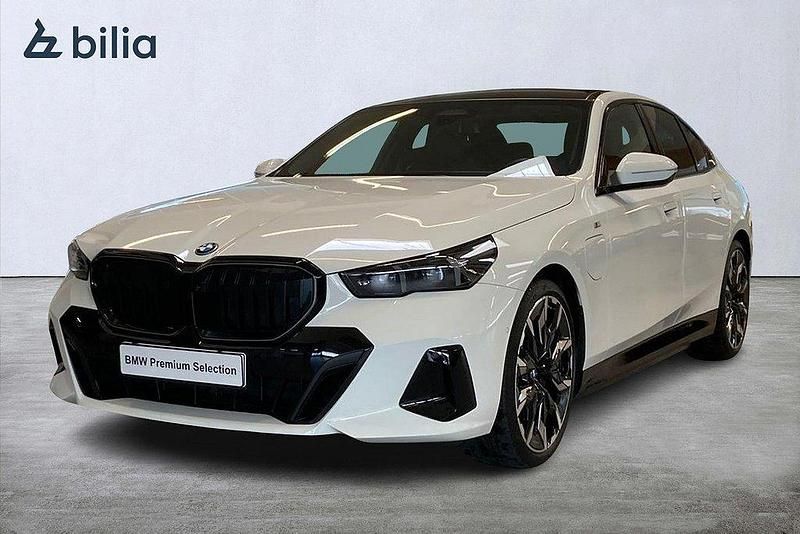 Vit Begagnad 2025 BMW 530e M Sport Sedan | 729 000 kr (Marknadspris) - Bild 1/4