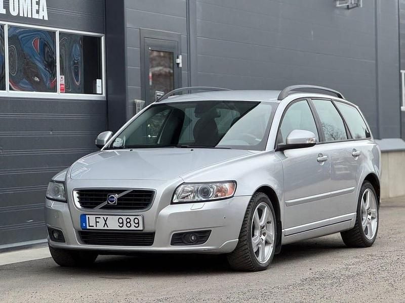 Begagnad Volvo V50 Momentum 177 HK (130 kW) 2011 Ljusgrå (grå) Kombi