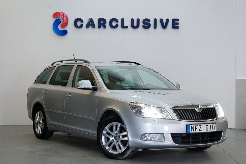 Silver Begagnad 2012 Skoda Octavia Elegance Kombi | 89 900 kr (Marknadspris) - Bild 1/3