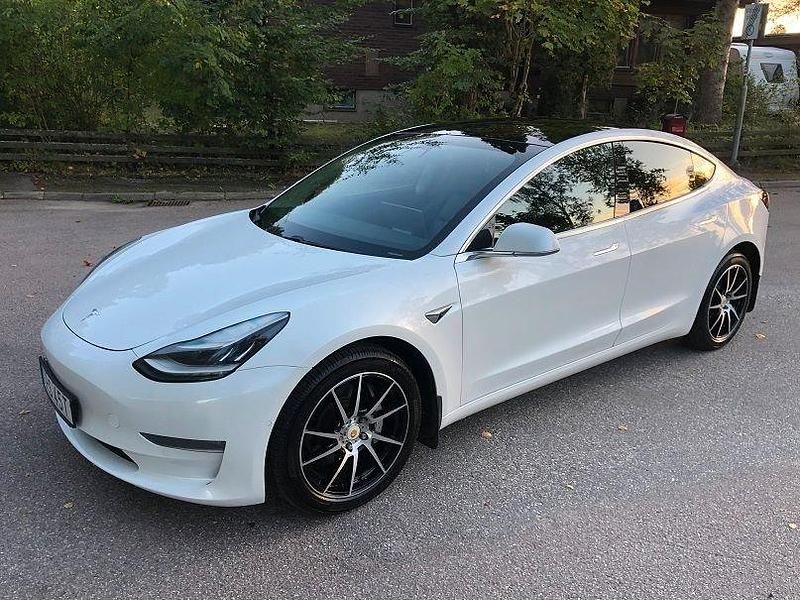 Vit (vit metallik) Begagnad 2019 Tesla Model 3 Long Range AWD Sedan | 247 900 kr (Bra pris) - Bild 1/4