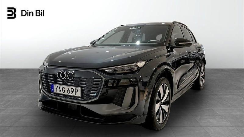 Grå (manhattangrå metallic) Begagnad 2025 Audi Q6 e-tron Performance SUV | 779 000 kr (Dyr) - Bild 1/4