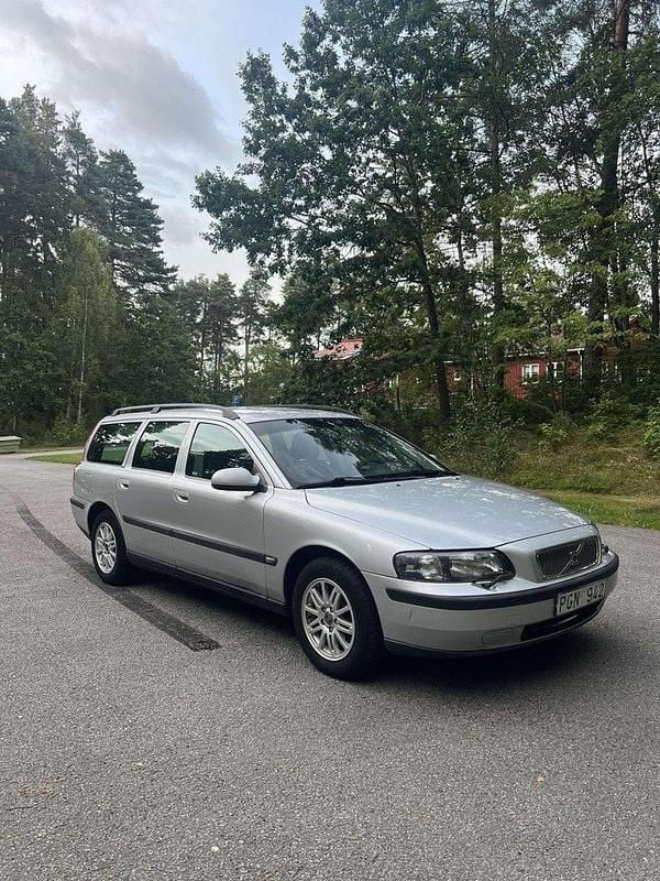 Grå Begagnad 2003 Volvo V70 Kombi | 22 000 kr (Marknadspris) - Bild 1/4
