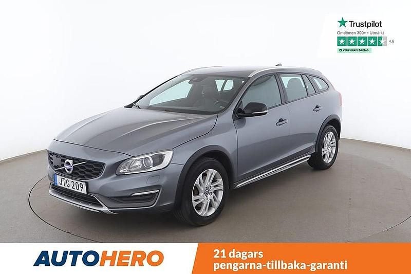 Grå Begagnad 2015 Volvo V60 CC Summum Kombi | 161 000 kr (Marknadspris) - Bild 1/4