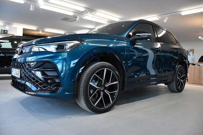 Mörkblå Ny 2025 VW Tiguan R-line Edition SUV | 702 800 kr - Bild 1/3