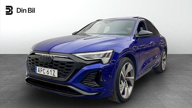 Ultrablå metallic Begagnad 2023 Audi Q8 Sportback e-tron S-Line SUV | 749 000 kr - Bild 1/4