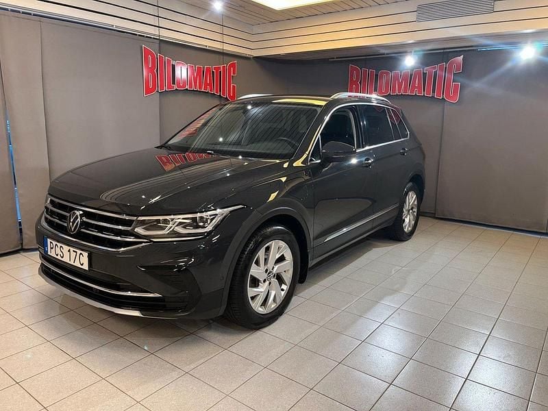 Grå (urano grå) Begagnad 2022 VW Tiguan Elegance SUV | 329 000 kr (Marknadspris) - Bild 1/4