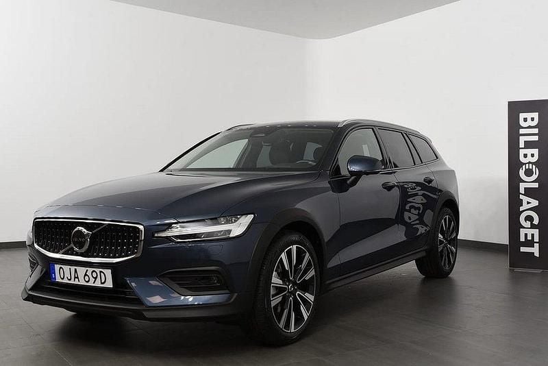 Mörkblå Begagnad 2024 Volvo V60 CC Plus Kombi | 439 800 kr (Superpris) - Bild 1/4