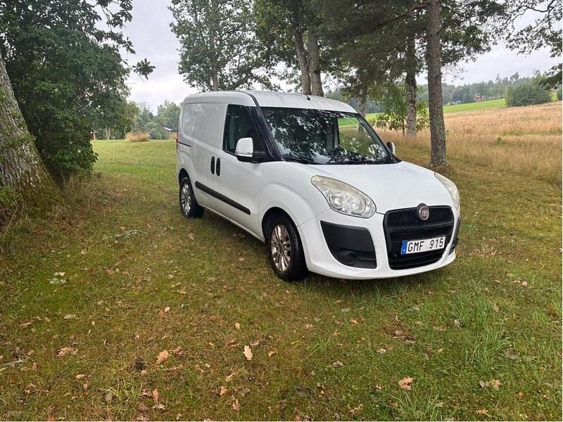 Vit Begagnad 2013 Fiat Doblò Minibuss | 45 000 kr (Lite dyr) - Bild 1/4