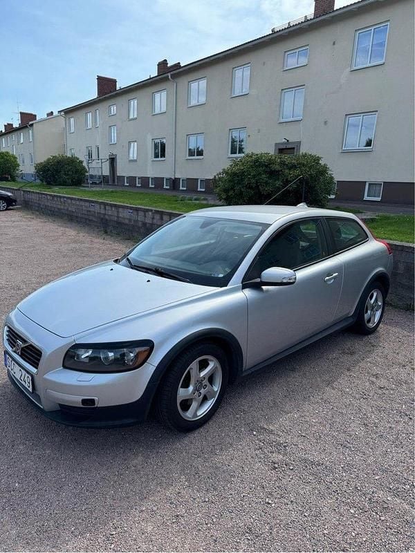 Grå Begagnad 2009 Volvo C30 Kinetic Halvkombi | 50 000 kr (Marknadspris) - Bild 1/4