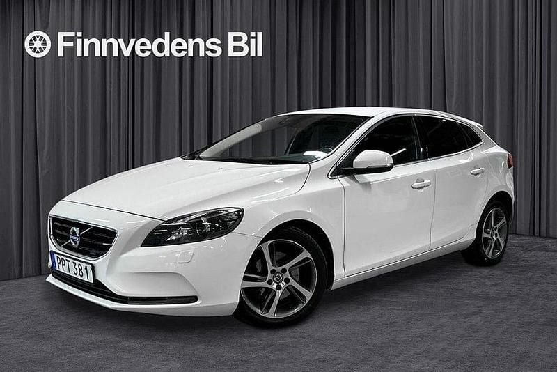 Vit Begagnad 2016 Volvo V40 Momentum Kombi | 129 000 kr (Marknadspris) - Bild 1/4